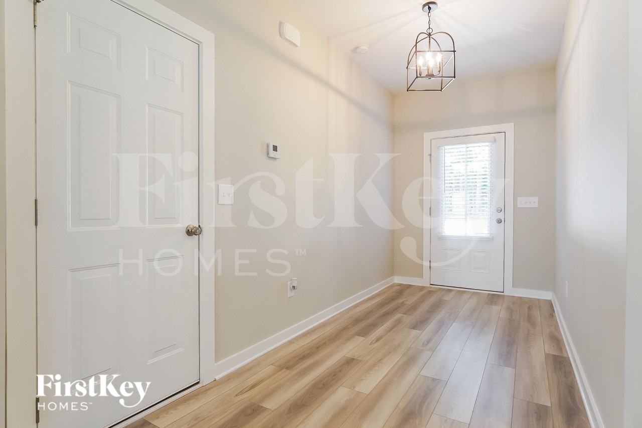 320 S Pine Dr - Photo 2 of 15