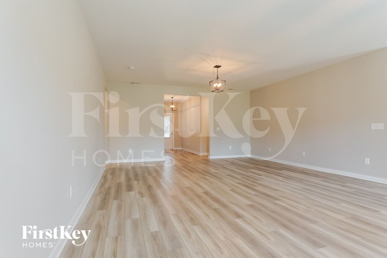 320 S Pine Dr - Photo 3 of 15