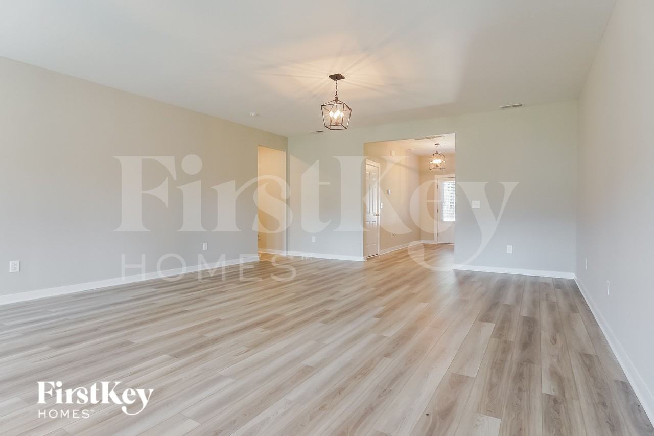 320 S Pine Dr - Photo 4 of 15