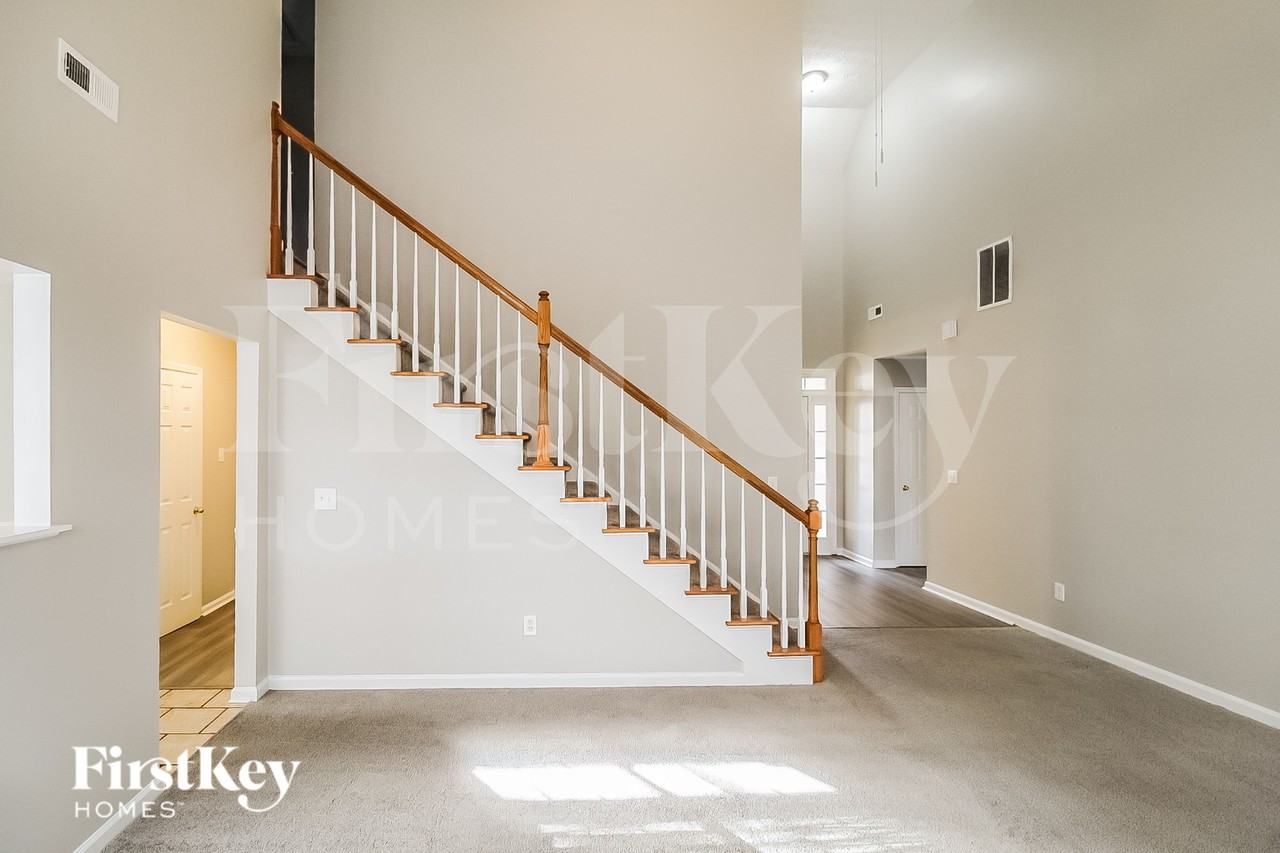 115 Foxlair Cir - Photo 2 of 15