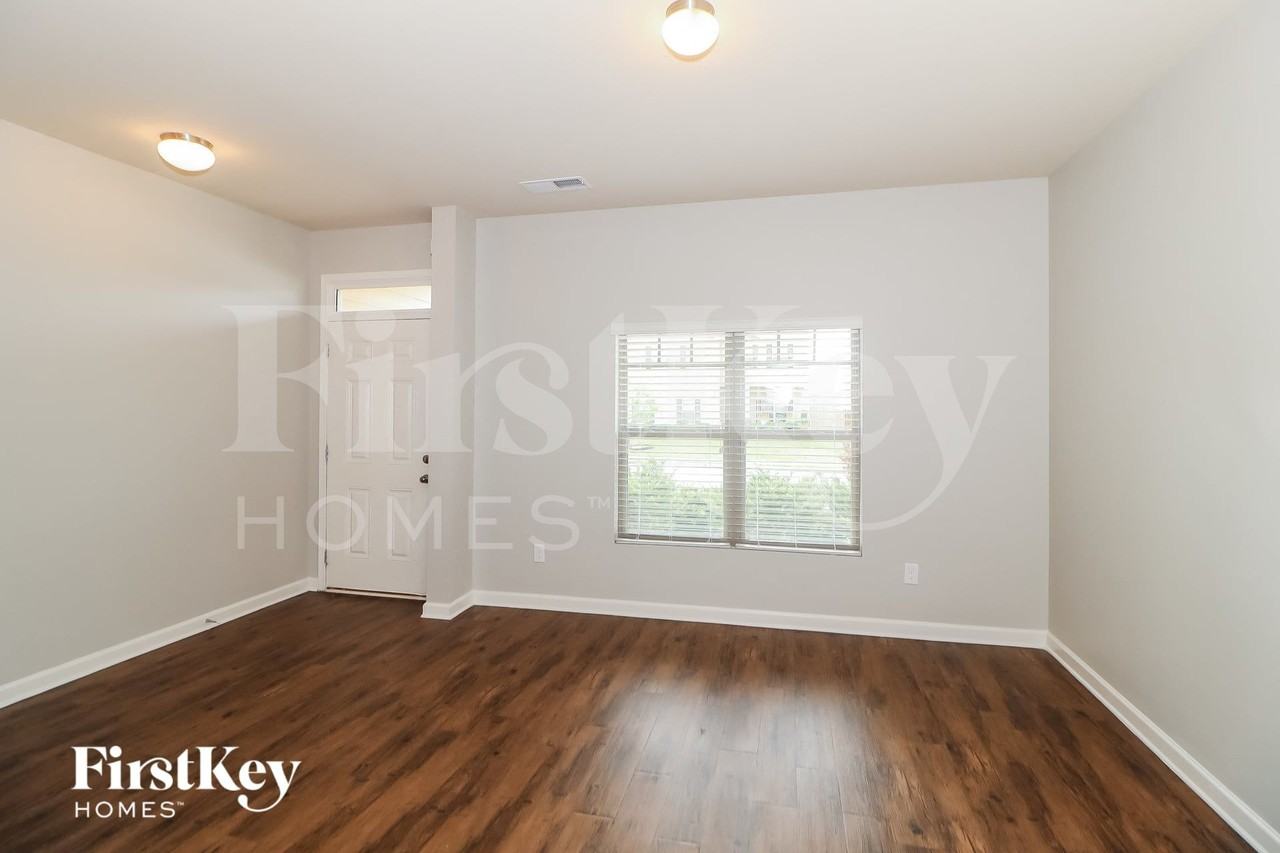 150 Oakwood Dr - Photo 3 of 15