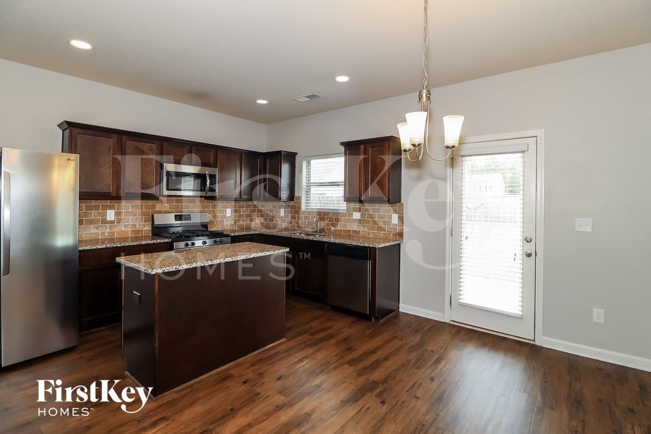 150 Oakwood Dr - Photo 5 of 15
