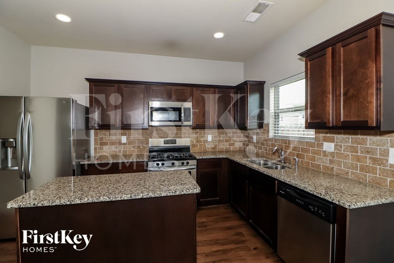 150 Oakwood Dr - Photo 6 of 15