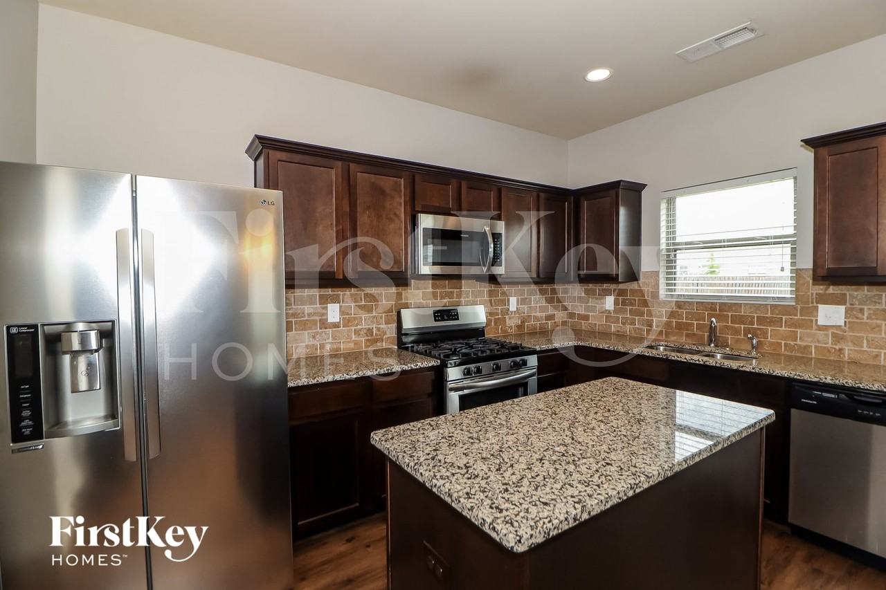 150 Oakwood Dr - Photo 7 of 15