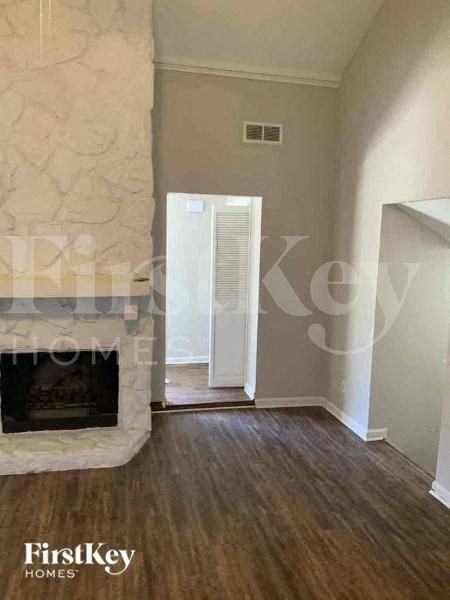 1986 Scarbrough Dr - Photo 2 of 10