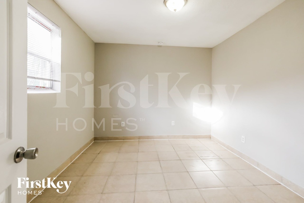 3600 Nw 40th Ct - Photo 4 of 17