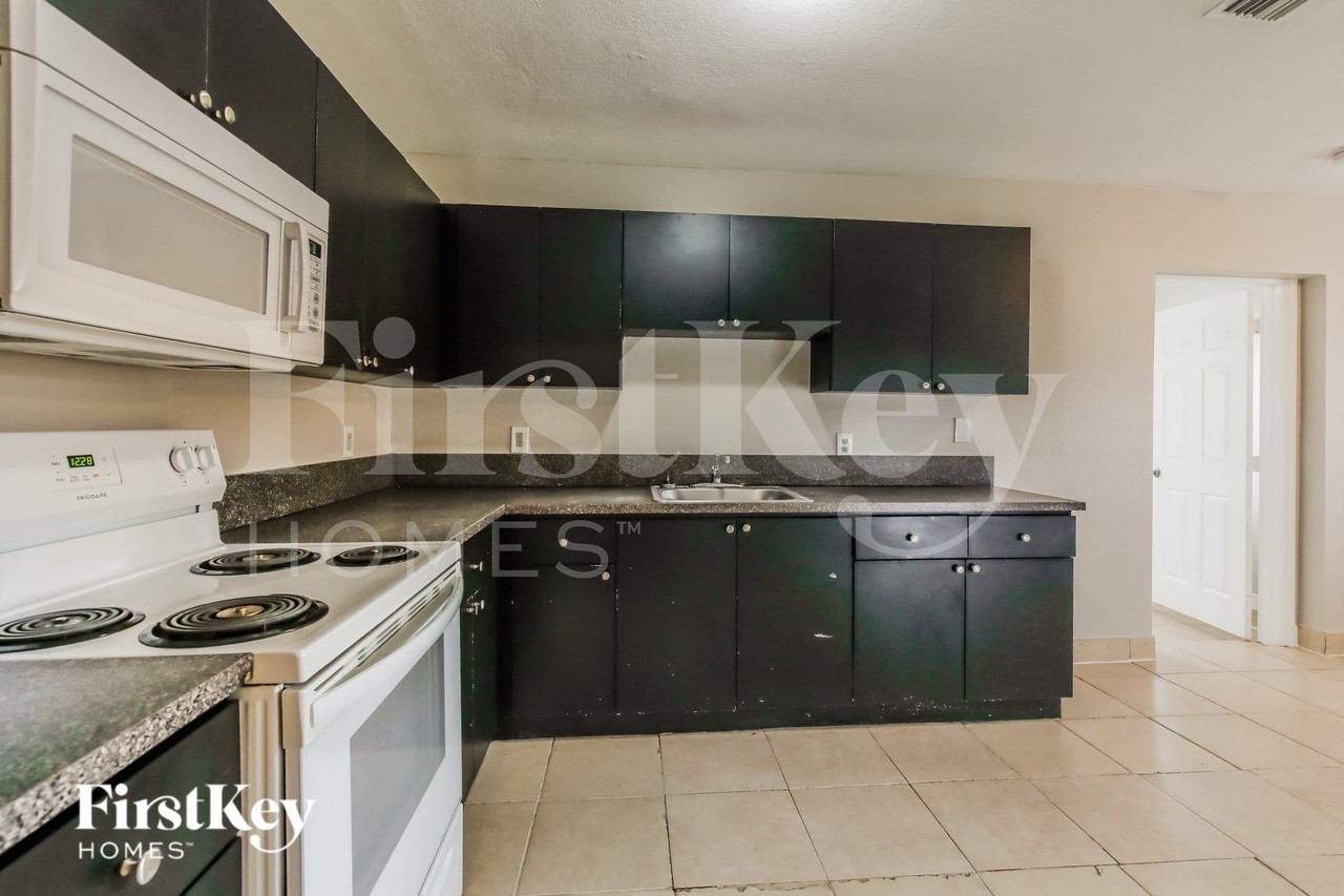 3600 Nw 40th Ct - Photo 6 of 17