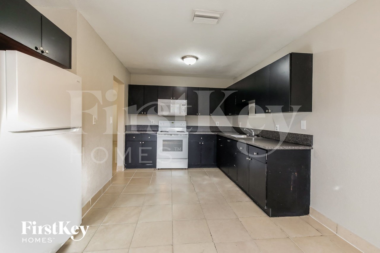 3600 Nw 40th Ct - Photo 7 of 17
