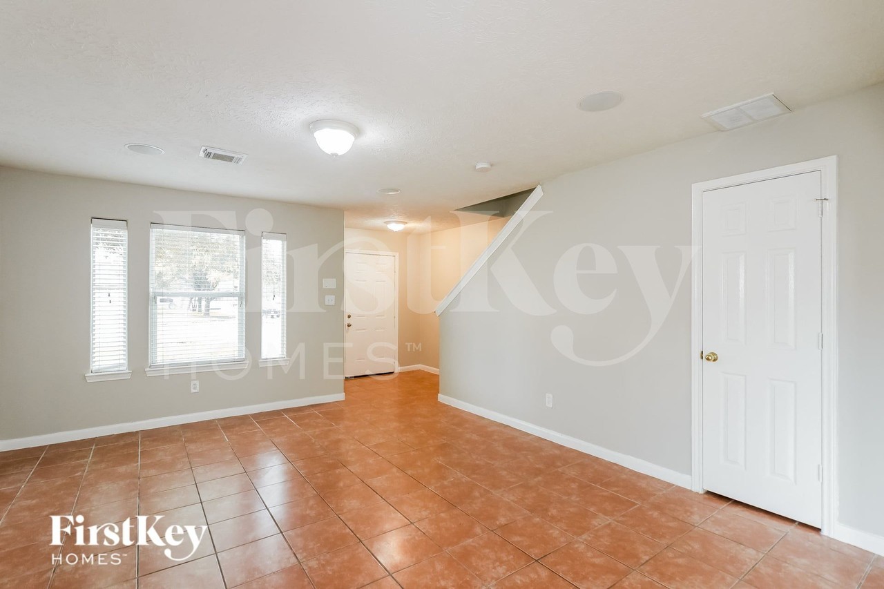 15214 Lance Cir - Photo 3 of 17