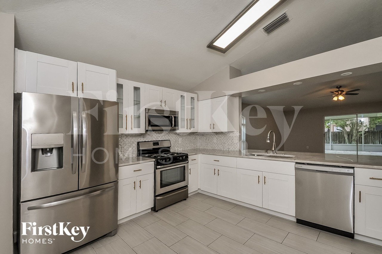 29234 Yarrow Dr - Photo 6 of 16