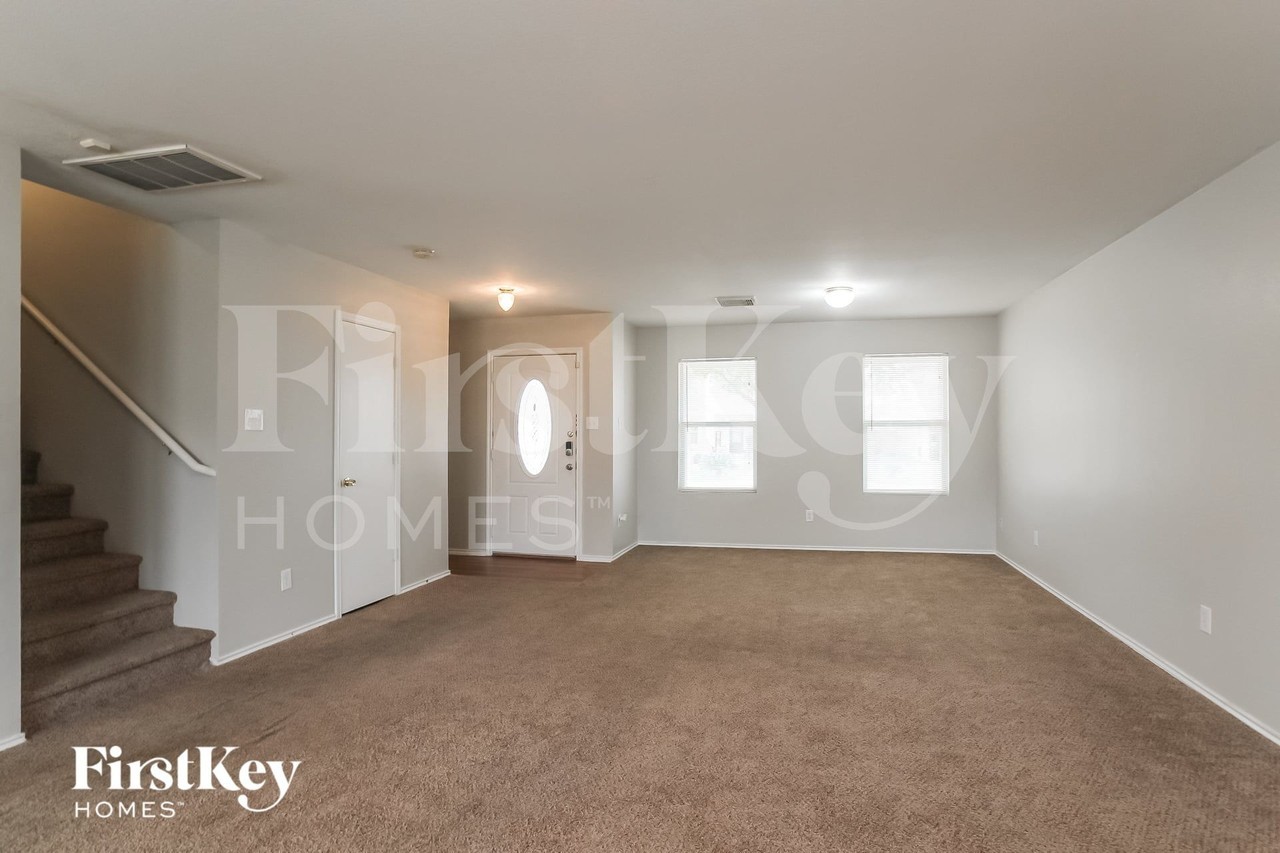 8422 Broadleaf Ave - Photo 3 of 16
