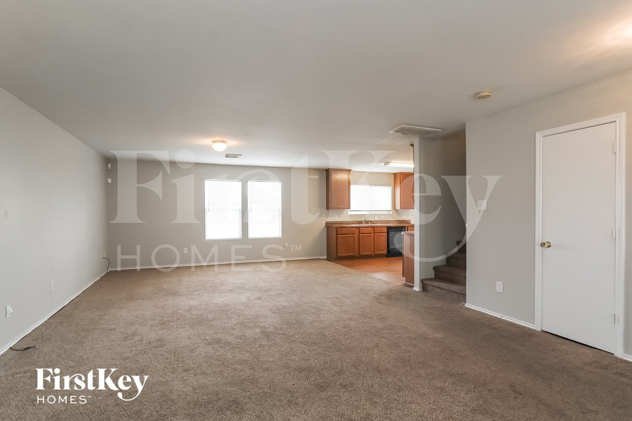 8422 Broadleaf Ave - Photo 4 of 16
