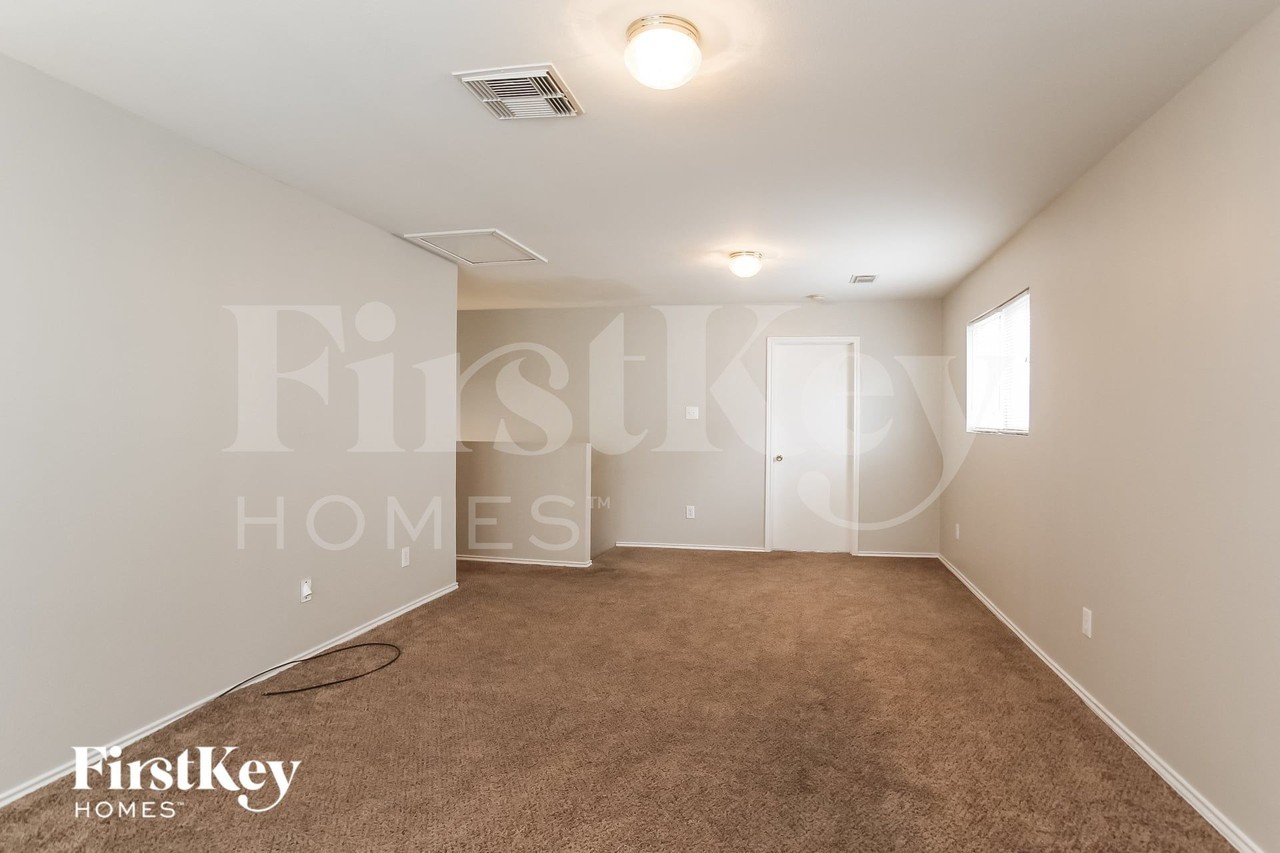 8422 Broadleaf Ave - Photo 5 of 16