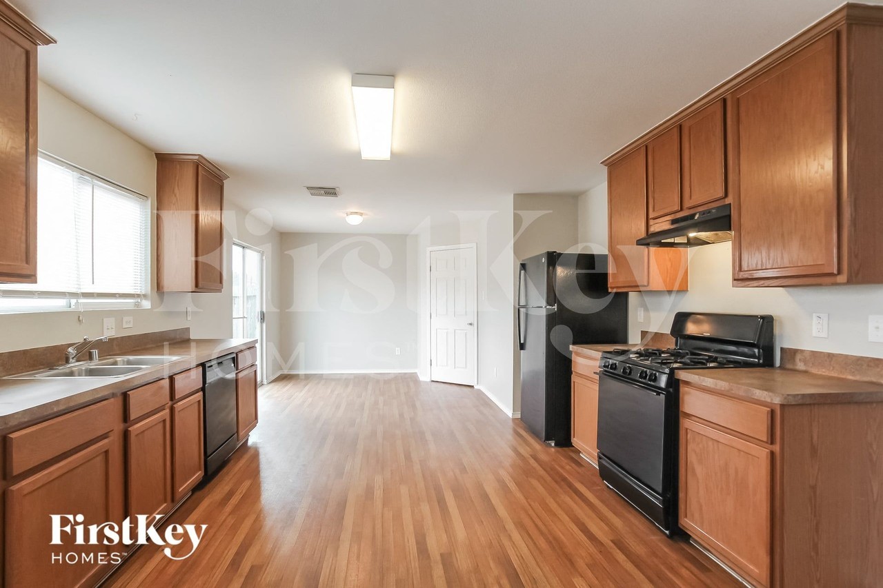 8422 Broadleaf Ave - Photo 7 of 16