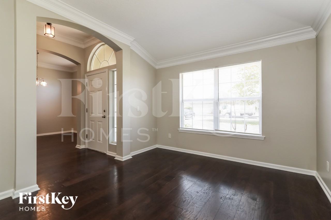 653 W Johns Creek Pkwy - Photo 3 of 16