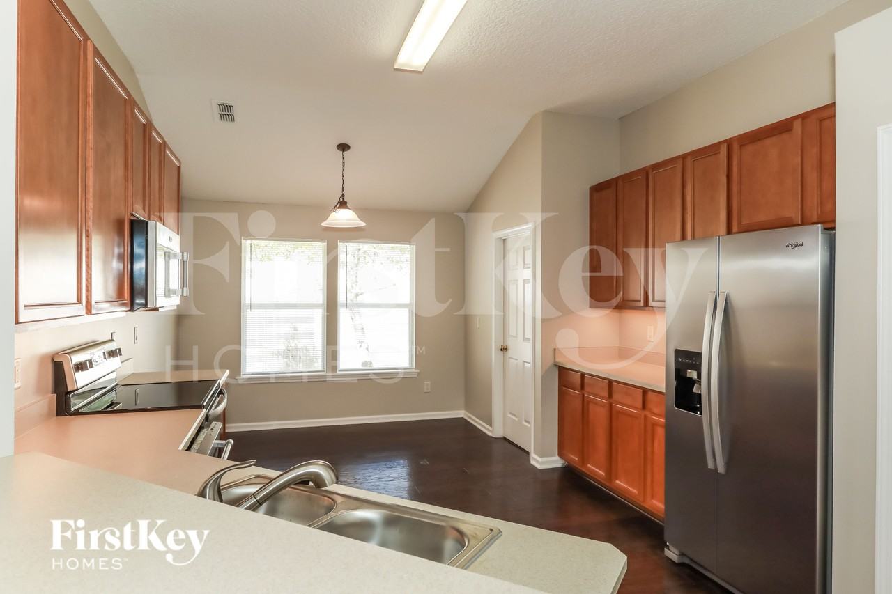 653 W Johns Creek Pkwy - Photo 6 of 16