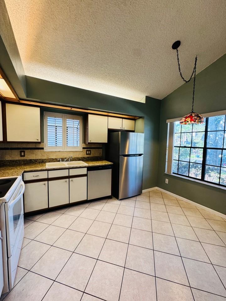 2251 Springwood Cir W - Photo 3 of 24