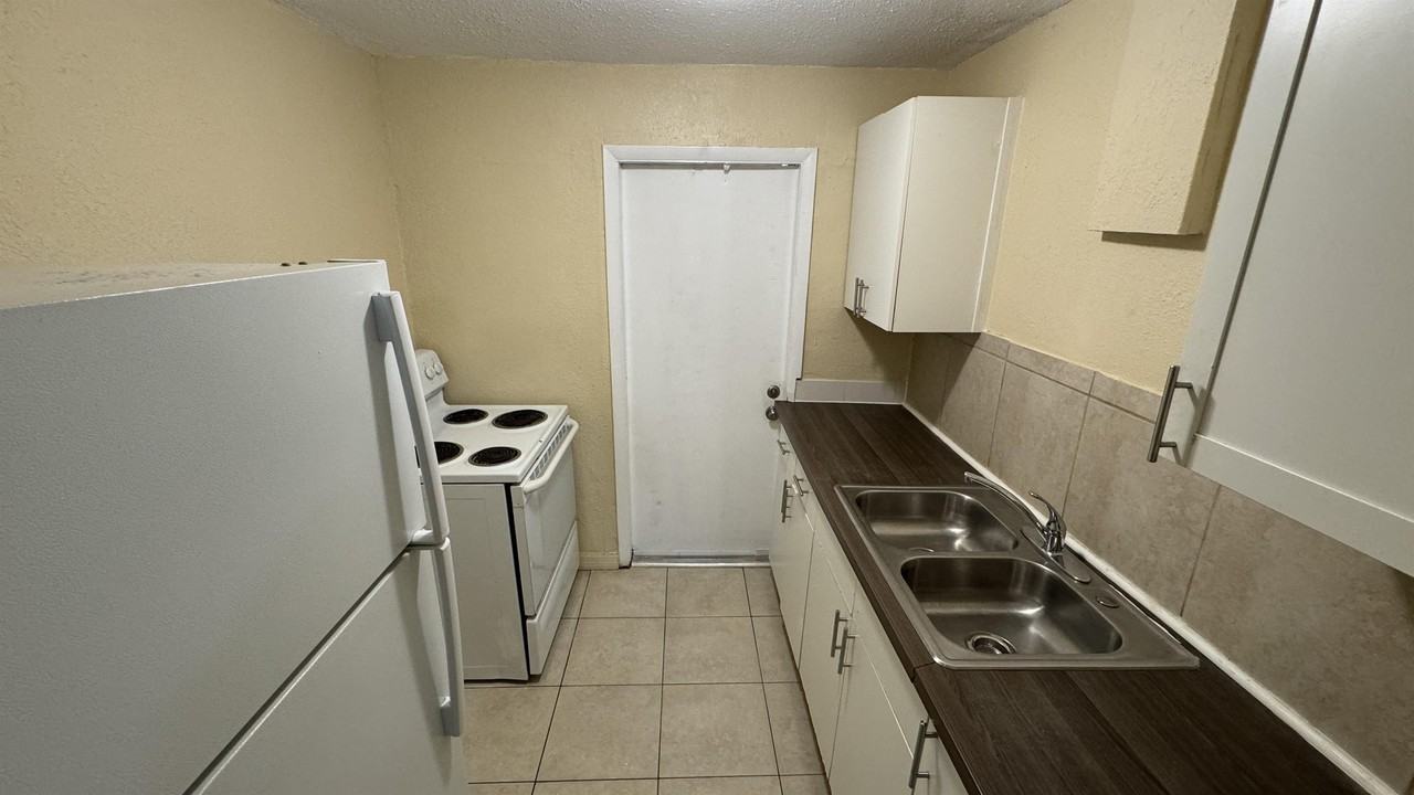2238 Washington St Ne #B - Photo 3 of 11