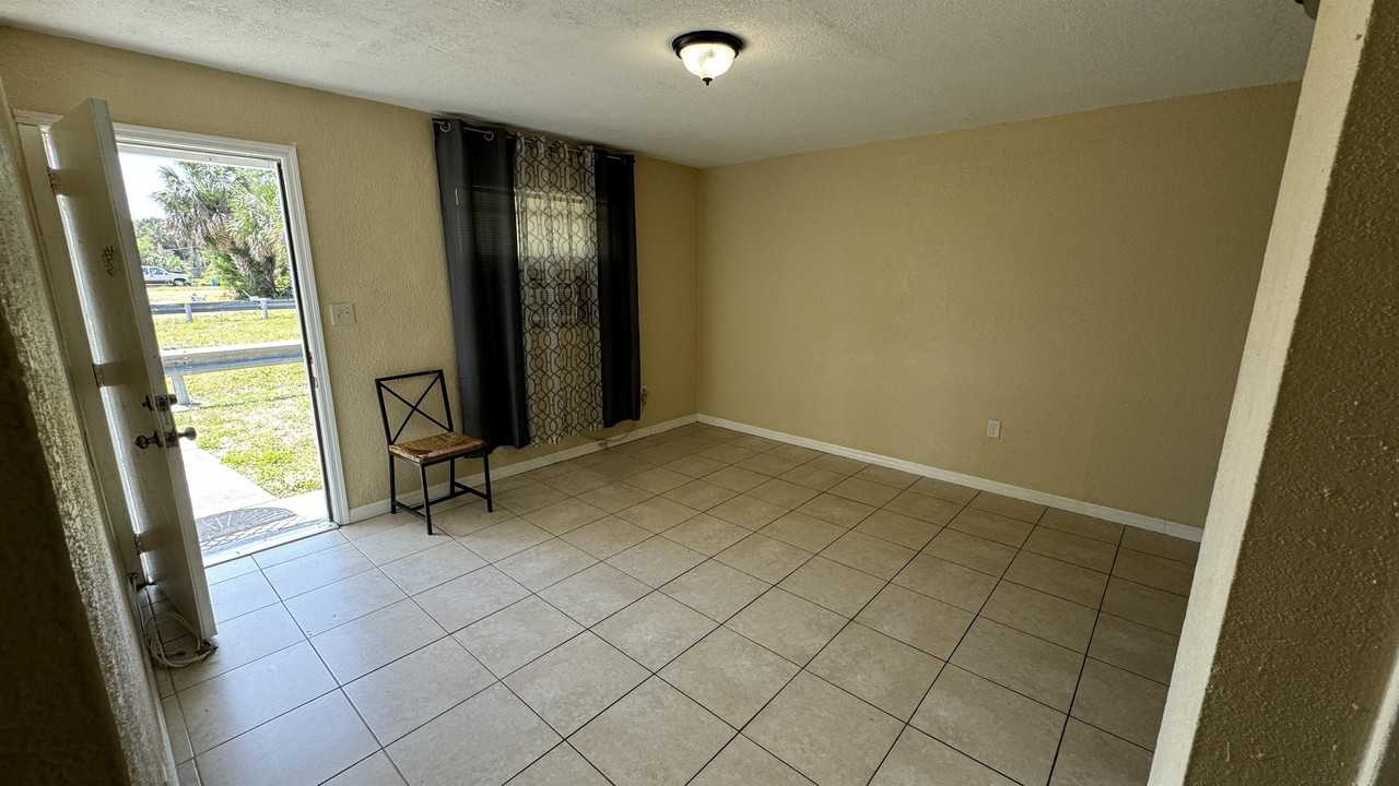 2238 Washington St Ne #B - Photo 5 of 11