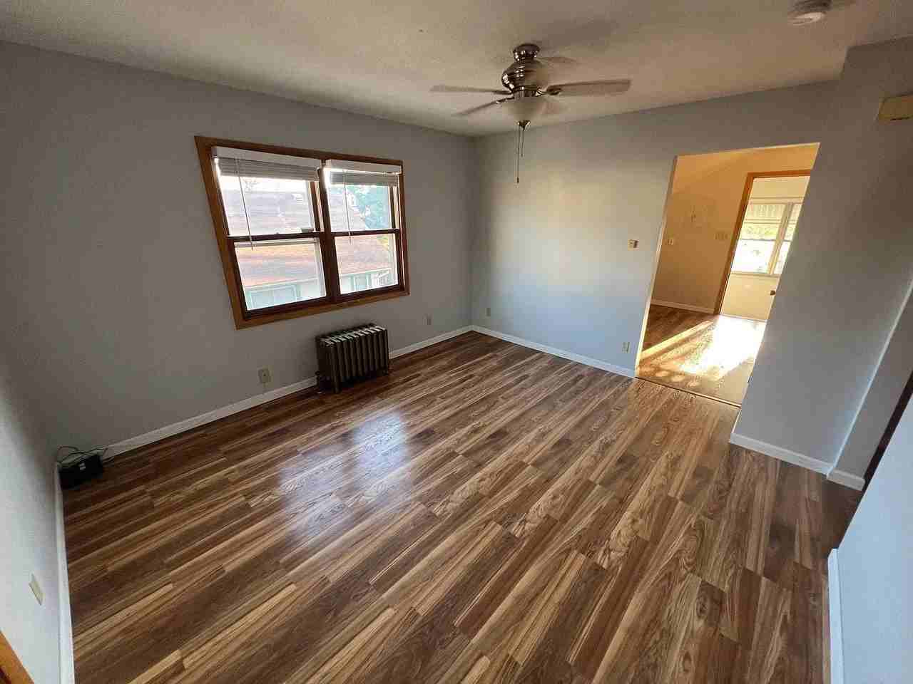2424 5th St Ne Uppr - Photo 2 of 11
