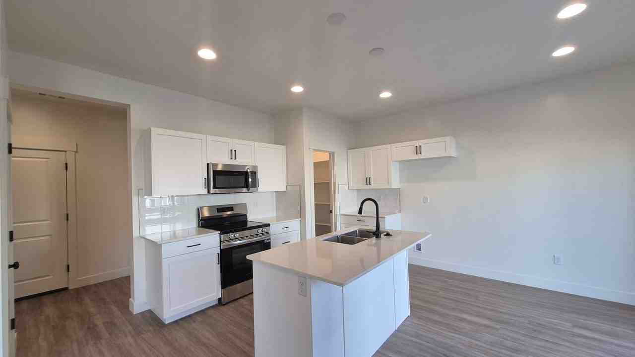 5669 S Weehawken Ln - Photo 2 of 20