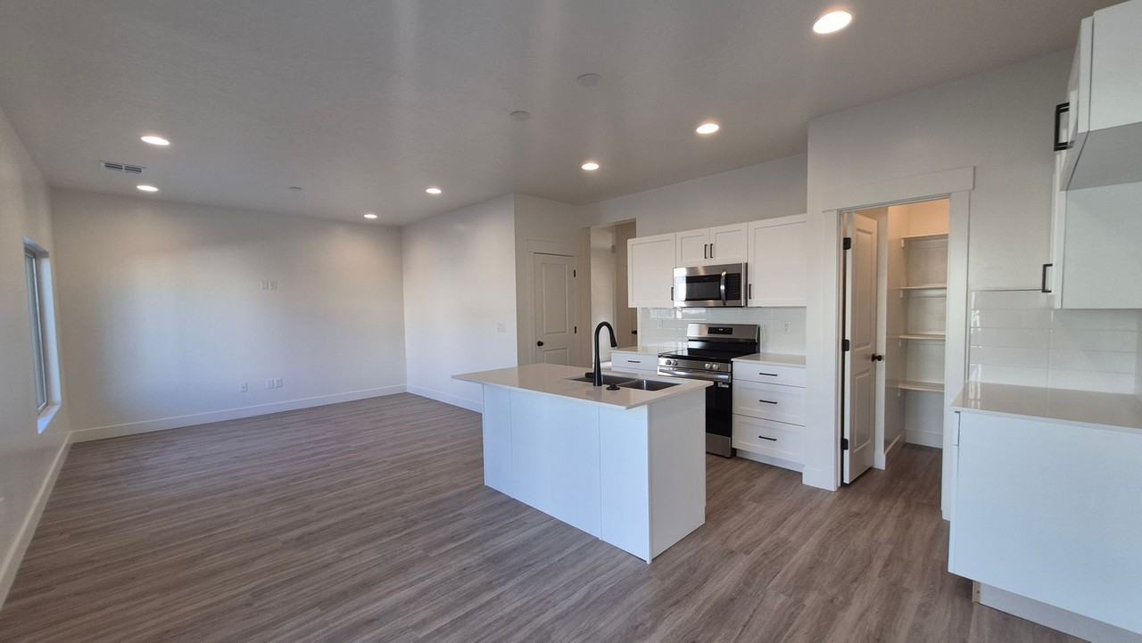 5669 S Weehawken Ln - Photo 4 of 20