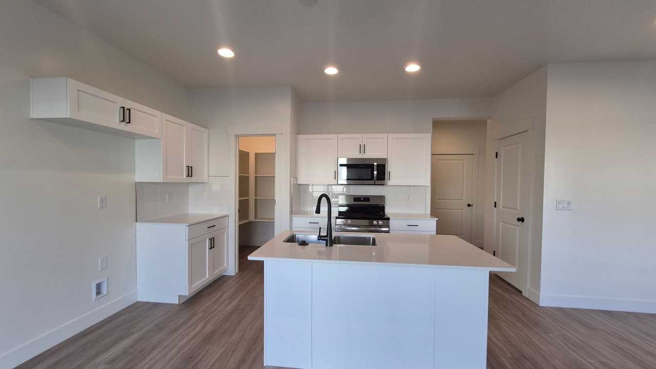 5673 5673 S WeehawkenLane - Photo 4 of 22