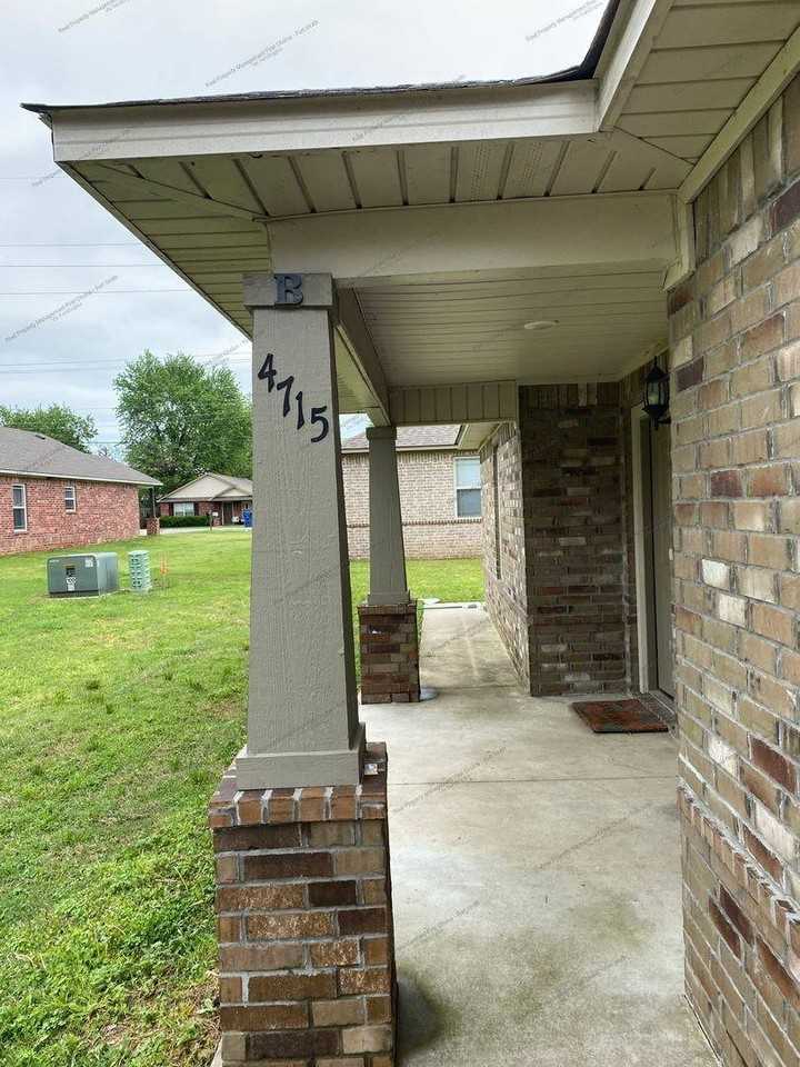 4715 S 27th St #B - Photo 3 of 10