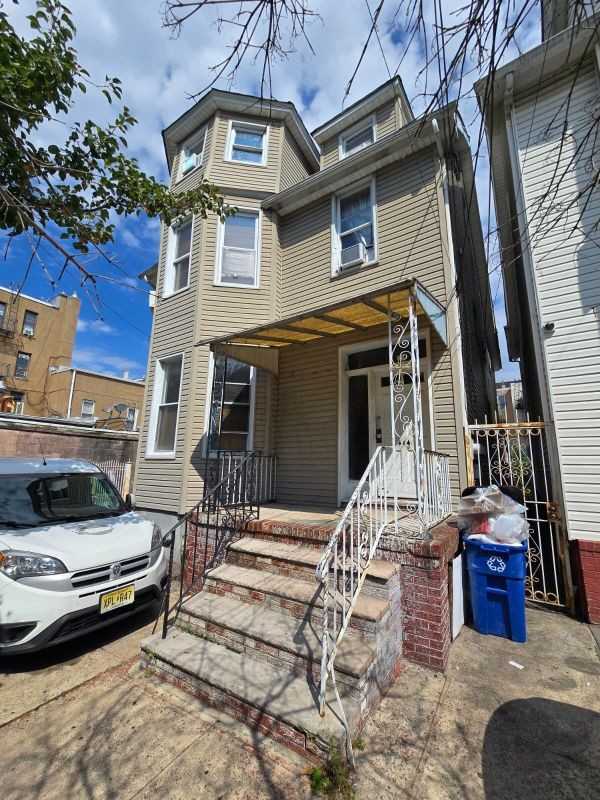 414 46th St ##1 - Photo 2 of 16