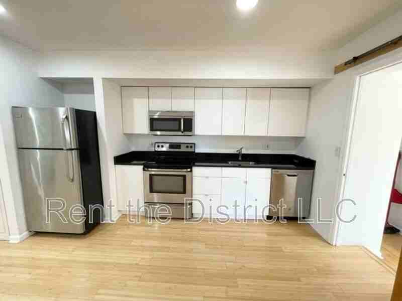 1121 Queen St Ne #4