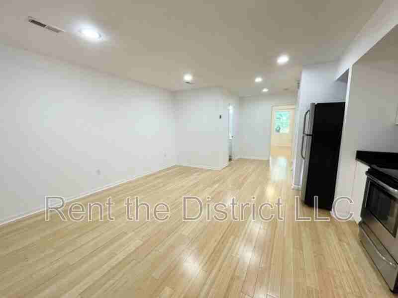 1121 Queen St Ne #4 - Photo 3 of 14