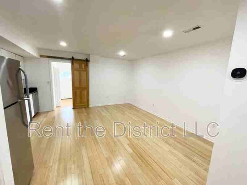 1121 Queen St Ne #4 - Photo 4 of 14