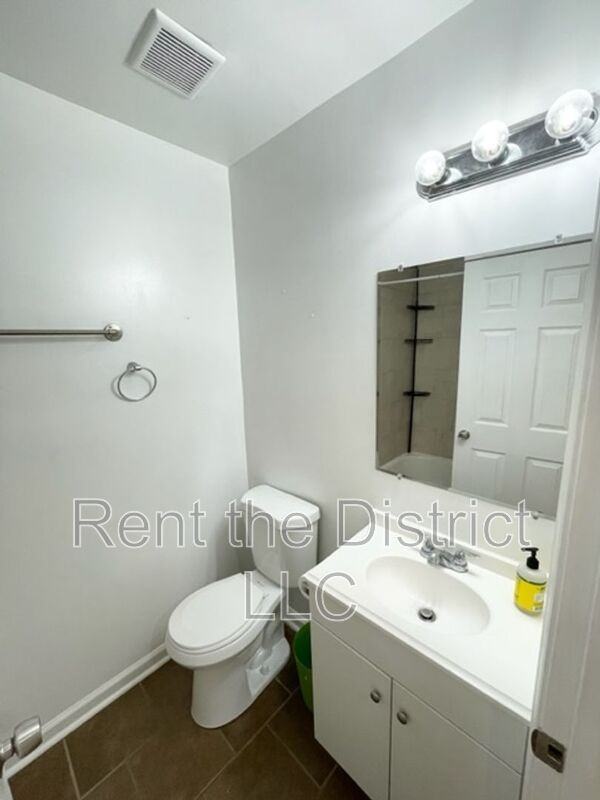 1121 Queen St Ne #4 - Photo 6 of 14