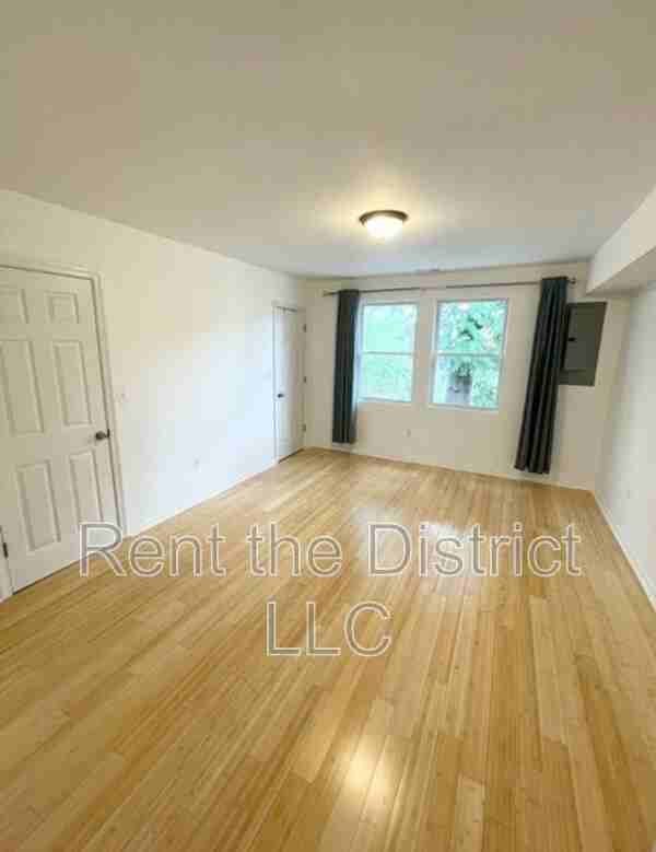1121 Queen St Ne #4 - Photo 7 of 14