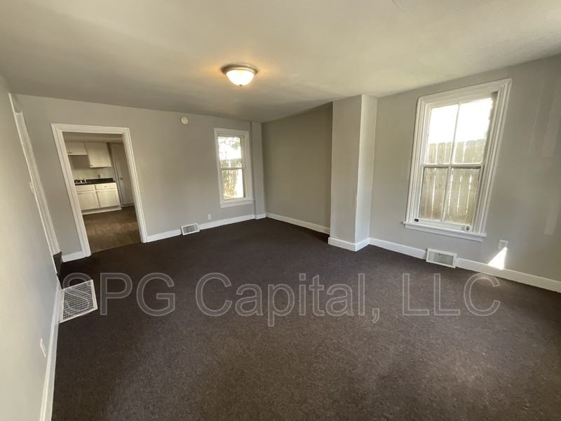 437 E King St - Photo 2 of 10