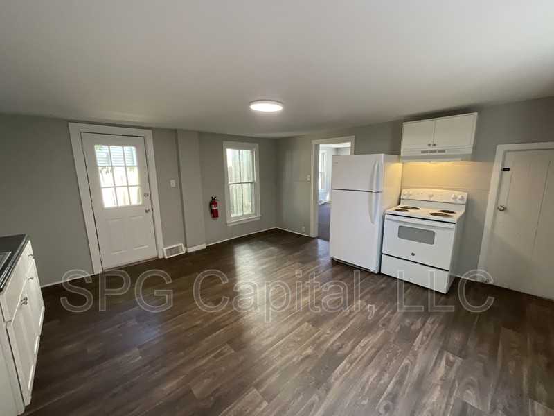 437 E King St - Photo 3 of 10