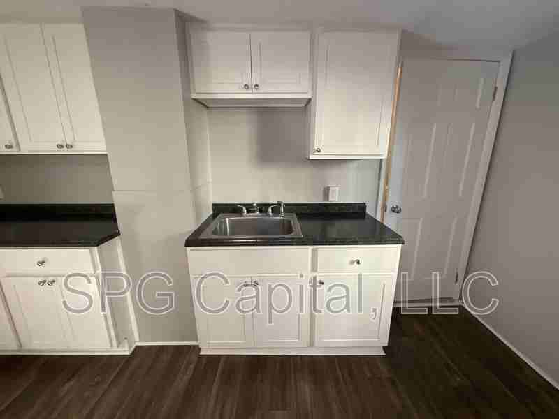 437 E King St - Photo 4 of 10