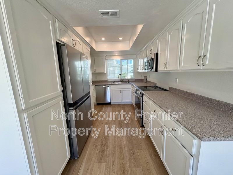 2995 Lexington Cir - Photo 4 of 34