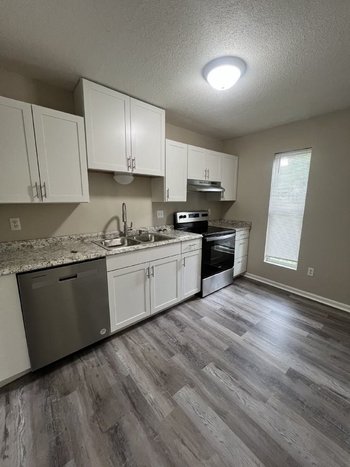 1430 Stratton Place Dr - Photo 3 of 14