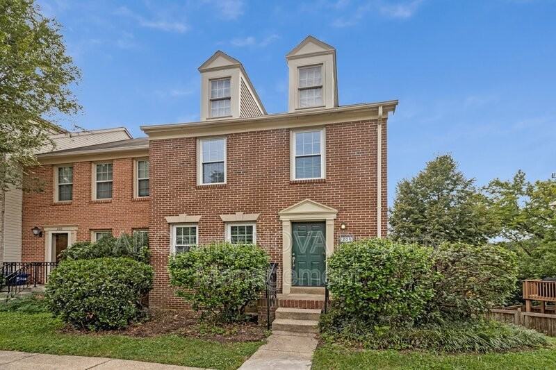 208 Ellsworth St - Photo 3 of 48