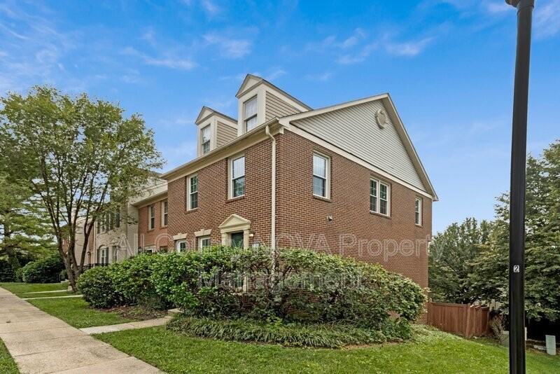 208 Ellsworth St - Photo 5 of 48