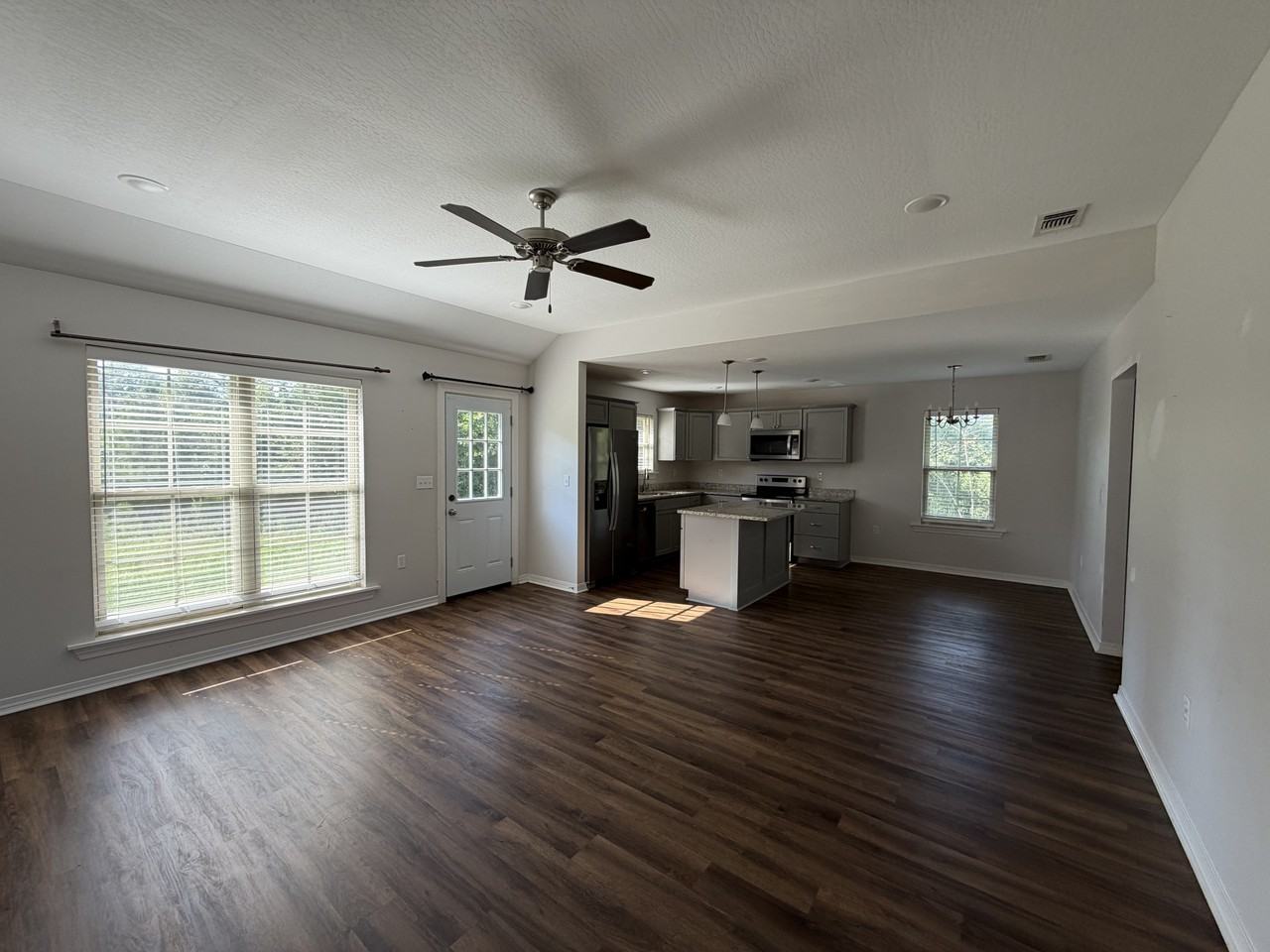 108 E Locust - Photo 4 of 15
