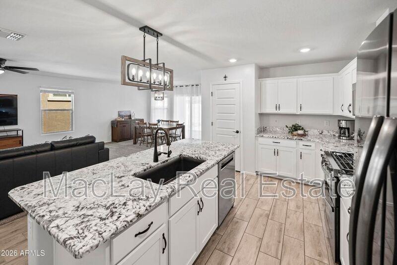 654 E Buckingham Ave - Photo 2 of 4