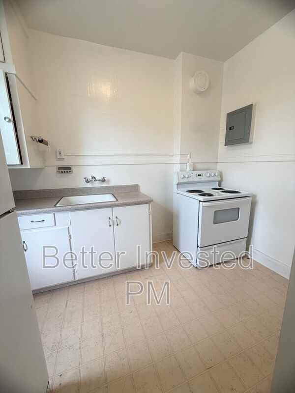 526 B St #J - Photo 4 of 23