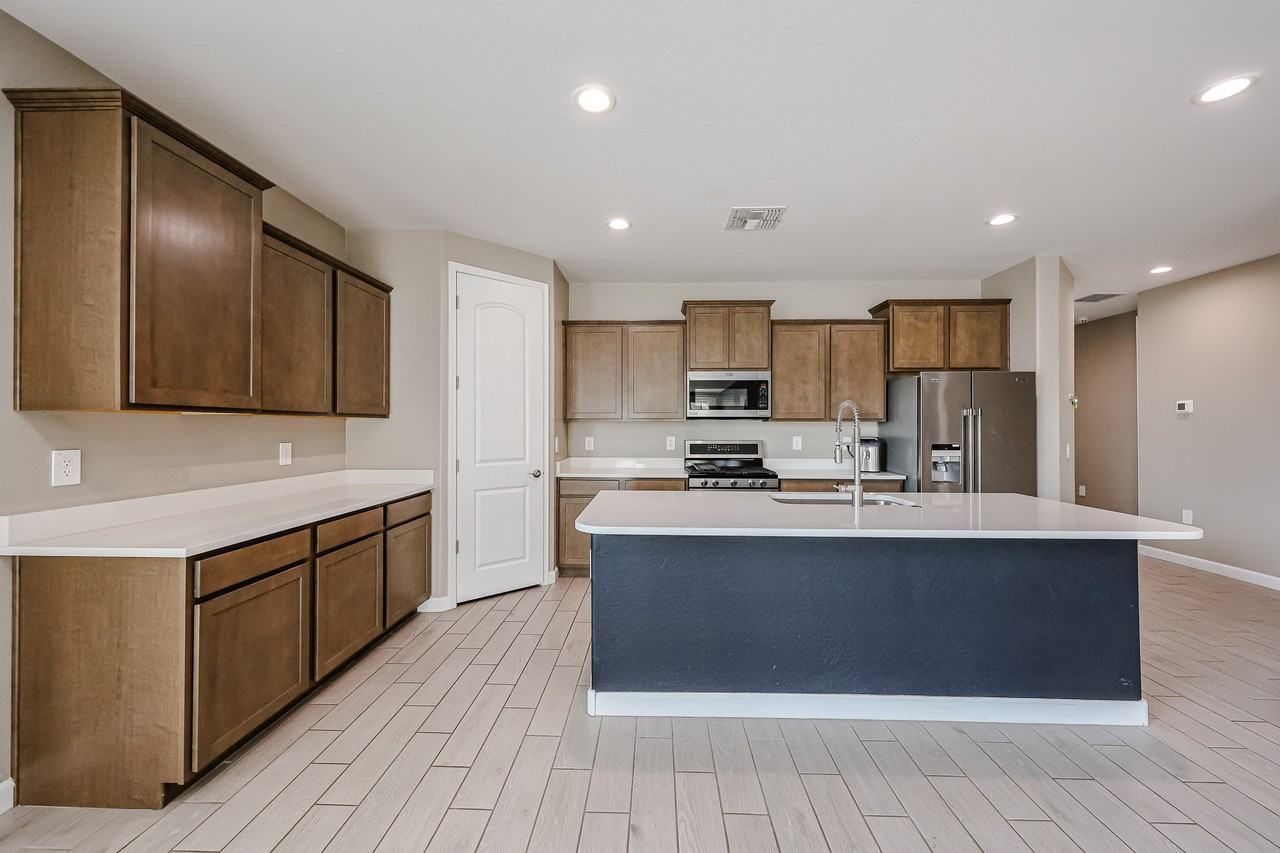 38017 W San Alvarez Ave - Photo 2 of 32