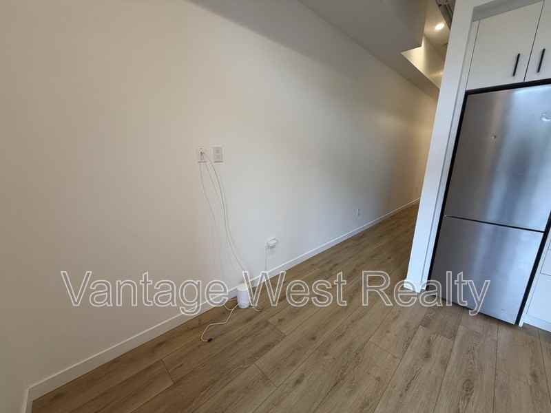 1060 Cawston Ave Null - Photo 3 of 12
