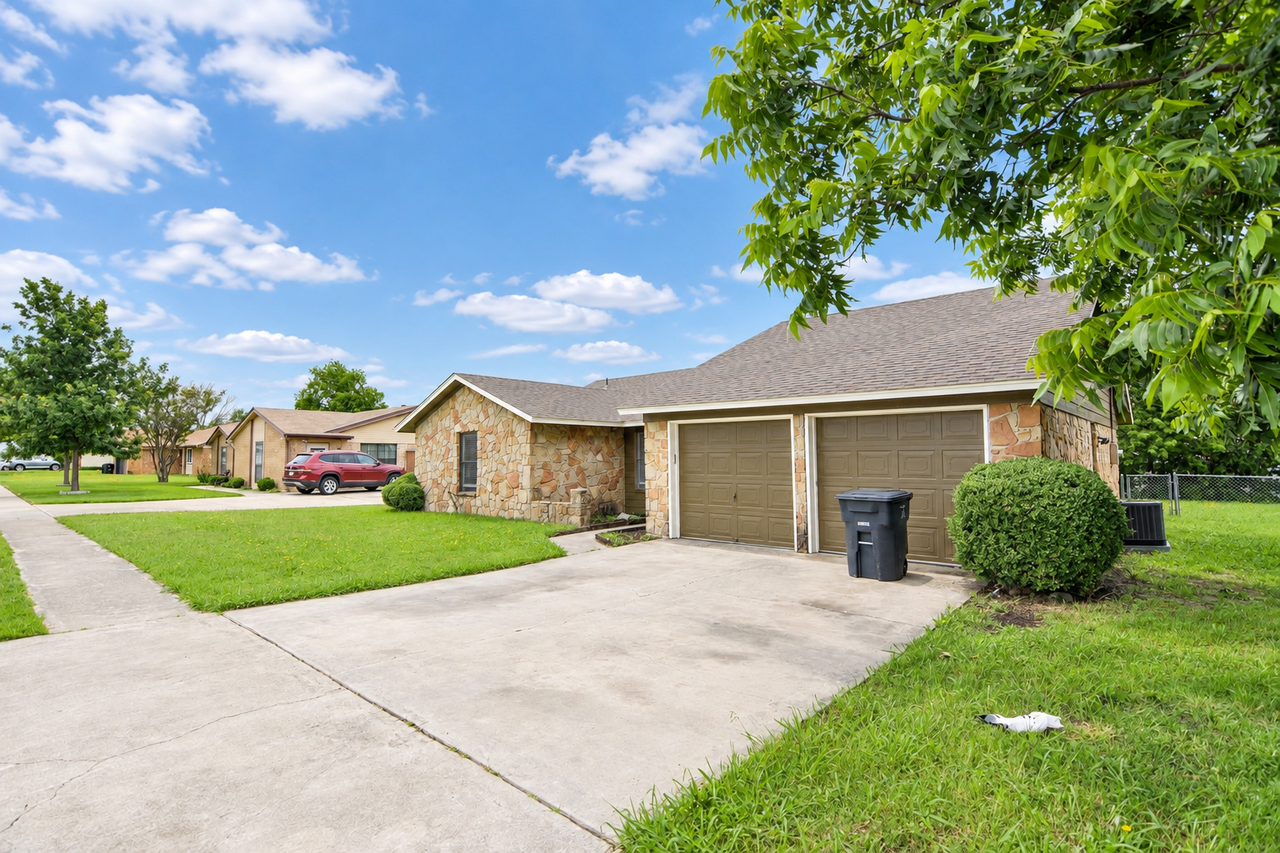 2504 Greenbriar Dr - Photo 2 of 20