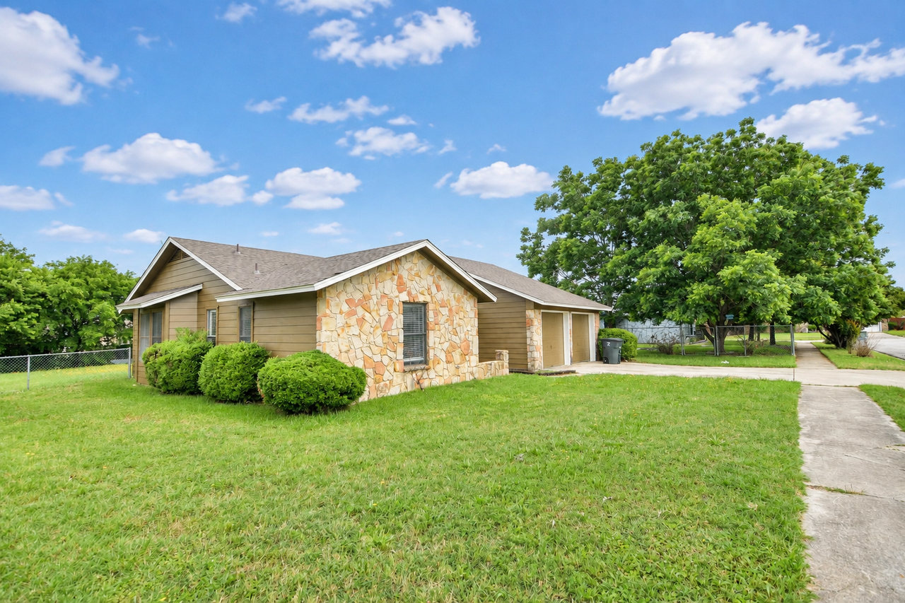 2504 Greenbriar Dr - Photo 3 of 20