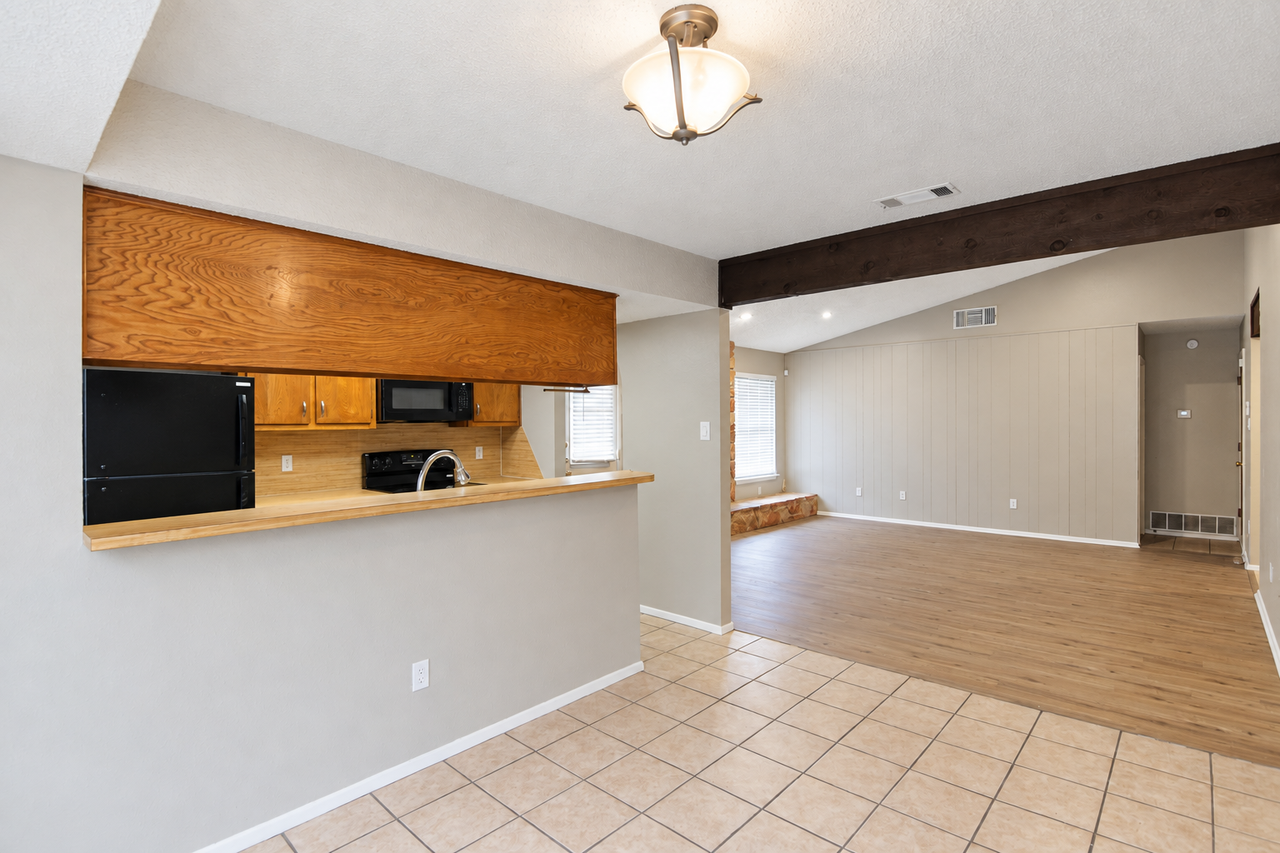 2504 Greenbriar Dr - Photo 5 of 20