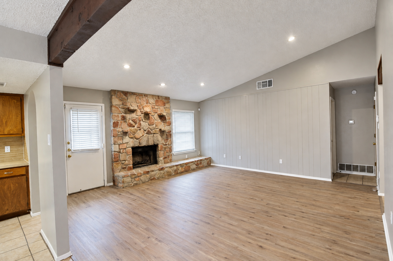 2504 Greenbriar Dr - Photo 6 of 20